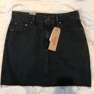 LEVI’S black denim skirt